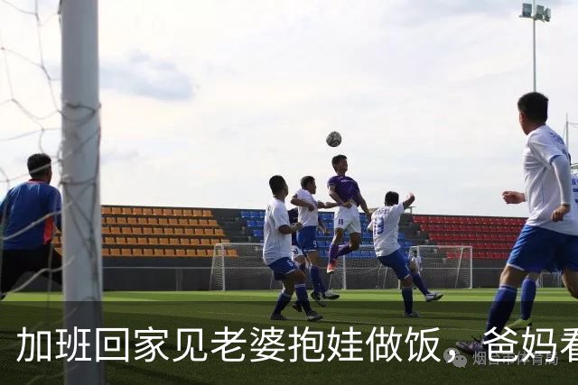 加班回家见老婆抱娃做饭，爸妈看电视，我关火抱娃：别叫外卖，学学带孩子